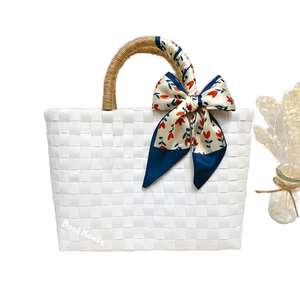 Sac fourre-tout léger en nylon recyclé à double couche avec fermeture éclair, nœud, pompon et décorations à rivets - Sac fourre-tout personnalisable en nylon recyclé - Product Image 1