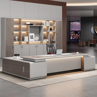 Bureau de direction moderne de luxe en forme de L avec plateau en cuir, grand bureau de bureau avec armoire latérale à éclairage LED pour