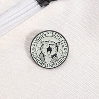 Broche en métal émaillé rigide avec motif chat endormi mignon et texte en relief, pour la décoration de vêtements et de sacs à dos