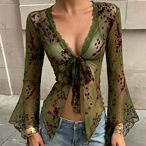 Blusa Transparente con Cuello en V, Manga Larga, Adorno de Encaje Floral Verde y Nudo Frontal para un Estilo Diario de Verano - Product Image 2