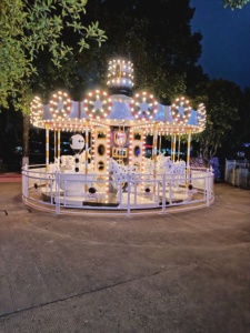 Carrousel pour enfants, revêtement anti-corrosion en EVA souple, rotation à vitesse limitée et sortie claire, manège ludique pour aire de jeux intérieure de garderie - Product Image 1