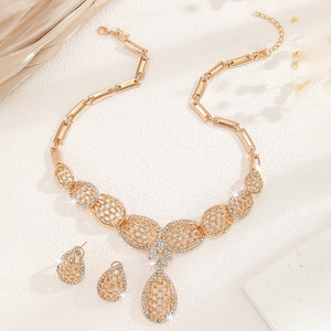 Parure de bijoux quatre pièces en alliage pour femme, style mariée, Arabie Saoudite : collier, boucles d'oreilles, bague et bracelet - Product Image 4