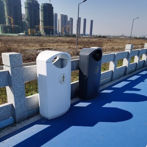 Contenedor de Basura Metálico para Exteriores, L50*W33*H97cm, Redondo, de Chapa Galvanizada, para Parques, Comunidades y Supermercados - Product Image 2