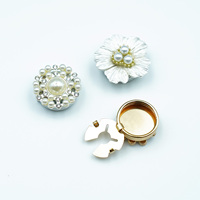 Penutup Kancing Baju Bentuk Bunga Bulat dan Semanggi Empat Daun OEM Silver Pearl Petal, Model Jepit, Kancing Manset Kemeja Custom Pabrik