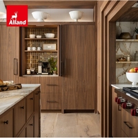 Meubles de cuisine inspirés du mobilier, placage noyer, avec rangement intégré, porte coulissante, panneau plat et îlot