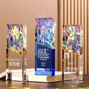 Kustomisasi berwarna berlian K9 kaca kristal piala penghargaan plak Modern 2024 Piala baru untuk bisnis hadiah kehormatan
