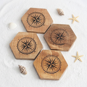 Ensemble de sous-verres en bois massif gravés en forme d'hexagone, résistants à la chaleur, rustiques, pour la décoration de la table à manger, de la table basse - Product Image 1