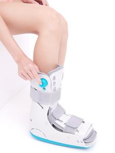 Sepatu bot wanita, cangkang penuh berengsel dapat diatur untuk pemulihan fraktur medis ortopedi busa udara <span class=keywords><strong>Walker</strong></span> dengan dukungan penjepit pergelangan kaki - Product Image 6