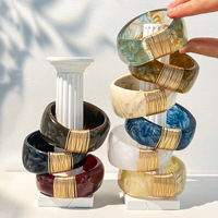 Bracelet jonc superposé créatif en résine acrylique et lucite dorée, style rétro artistique, design français 2026
