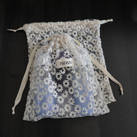 Sacs cadeaux en coton naturel brodés sur mesure avec motif marguerite, pochettes recyclables pour cosmétiques et tampons faciaux - Disponibles