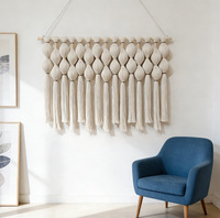 Décoration murale en macramé tressé en ivoire minimaliste moderne pour les espaces de vie contemporains