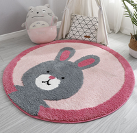 Jolis enfants à fourrure à motif animal aiment bébé jouer tapis rond tapis