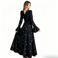Robe longue évasée à imprimé floral pour femme, col en V, manches longues cloche, taille haute, coupe fluide, élégante pour soirée ou tenue décontractée