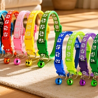 Collier Réglable Écologique et Durable en Nylon et Polyester pour Animaux de Compagnie avec Boucle Réfléchissante et Clochette, Motif Patte de Chien et Chat Multicolore