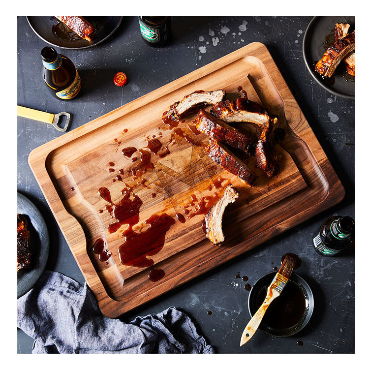 Enviromental friendly logo customization walnut solid black wooden cutting board for meat am vegetables