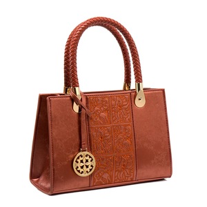 La Madre de la Novia Tradicional China Prefiere un Estilo Elegante y Clásico. - Product Image 2