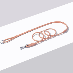 Laisse pour chien mains libres à double fonction avec porte-sac à déjections intégré, en PVC souple pour une utilisation extérieure pratique - Product Image 1