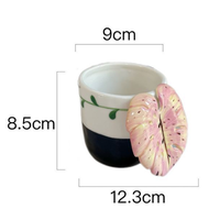 Tasse à café en céramique artisanale en forme de feuille de Monstera, sous glaçure, faite à la main