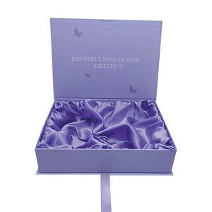 صندوق قابل للطي بإغلاق مغناطيسي مخصص منقوش باللون الوردي مع بطانة من الساتان الحريري وإسفنج داخلي لتغليف وصلات الشعر المعاد تدويرها - Product Image 2