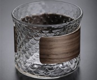 Verre à whisky vintage gris fumé martelé avec manchon en bois résistant à la chaleur anti-brûlure pour bar, maison, café, thé, vin