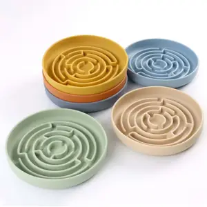 Benutzer definierte neue Labyrinth Design nach außen Spaß Hunde Futter lecken Puzzle Schalen Silikon Haustier Slow Feeder Dog Bowl