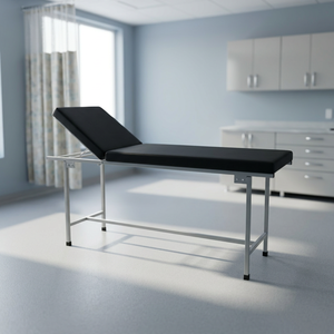 Table d'examen chirurgical réglable avec rembourrage noir et structure métallique, manuelle, pour usage hospitalier - Product Image 2