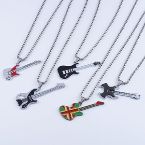 Collier pendentif guitare électrique, émail coloré, acier inoxydable, pour les amateurs de musique - Product Image 5