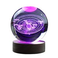 Boule de cristal gravée du système solaire 3D en gros avec lumière LED changeante de couleur, lampe de table pour cadeaux de vacances ou pour la maison