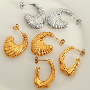 ต่างหูห่วงเกลียวแบบไม่สมมาตร ไทเทเนียมสตีล ดีไซน์เปิดโล่ง สีทอง สีเงิน เครื่องประดับแฟชั่นสำหรับงานปาร์ตี้ - Product Image 1