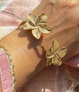 Brazalete de Acero Inoxidable Impermeable con Doble Flor, Unisex, Chapado en Oro de 18K, Diseño Floral Moderno, DALE B0027, Joyería de Regalo - Product Image 3