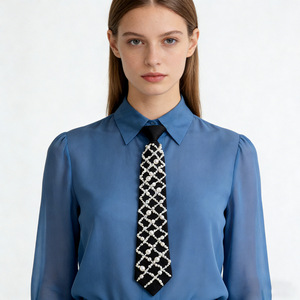 Corbata de perlas con patrón geométrico negro para mujer, estilo preppy informal, decoración sin necesidad de atar nudos - Product Image 3