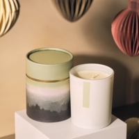 Ensemble de bougies aromatiques en cire de soja de qualité supérieure dans un gobelet en verre personnalisé, avec ambiance festive pour les cadeaux de vacances, dans un coffret cadeau élégant