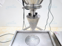 Machine de remplissage semi-automatique à haute productivité pour poudres et granulés, pour l'emballage de produits cosmétiques, chimiques et alimentaires, avec options de conditionnement en sachets et en barils.