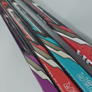 Bâton de hockey sur glace en fibre de carbone haut de gamme, léger et durable, fabrication chinoise, vente en gros, personnalisation complète des tailles. - Product Image 2