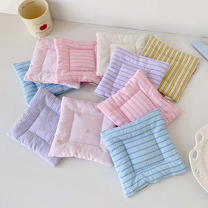 Sottobicchiere Decorativo in Ceramica con Logo Ricamato Personalizzato, Colore Crema, Isolante per Tè, Piccolo Quadrato Trapuntato in Cotone - Product Image 1