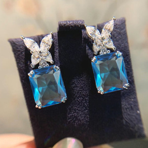 Boucles d'oreilles carrées en forme de papillon pour femmes, design géométrique, accessoires d'oreille pour usage quotidien - Product Image 3