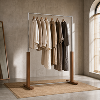Porte-vêtements sur pied avec base en noyer et structure chromée, présentoir à vêtements, taille personnalisée en usine