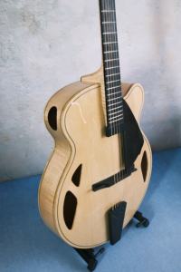 Guitarra Acústica Eléctrica Artesanal Archtop de Arce con Cuerpo Tallado, Tapa Sólida de Yunzhi y Diapasón de Ébano Personalizable - Product Image 2