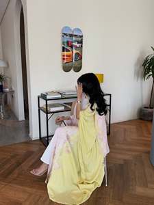 Abaya Aperta Hafizah Bicolore con Ricamo Floreale, Kimono Modesto Islamico Rosa e Giallo con Sciarpa - Product Image 5