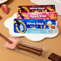 Biscuits à tremper en gros, en forme de bâtonnets, pour collation décontractée, avec sauce au chocolat, au lait, à la crème de fraise et au chocolat