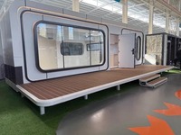 Capsule de camping préfabriquée en acier léger moderne, écologique, mobile, pour une séjour de luxe dans un cadre pittoresque