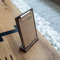 Présentoir de menu de restaurant en bois réglable et durable, avec porte-menu écologique pratique