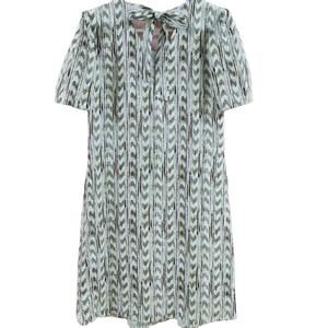 Robe chic à motif chevron vert pour femmes, robe en coton élégante à col noué et manches courtes, idéale pour tous les jours - Product Image 1