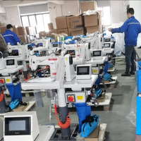Machine à coudre automatique VMA pour jeans, avec système de coupe et alimentation par bras, dotée d'un capteur de reconnaissance pour matériaux lourds