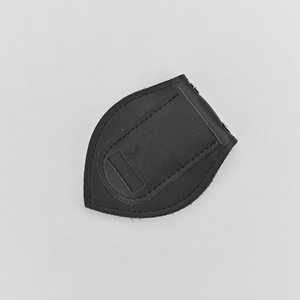 Porta credenciales de cuero opaco tipo pin con cadena para protección de tarjetas de identificación - Product Image 2