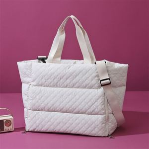 Sac de sport et de voyage personnalisé pour femme en coton Oxford rembourré, grand sac fourre-tout portable à motif losanges pour le yoga - Product Image 4