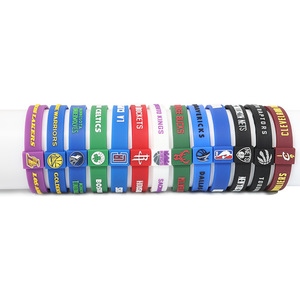 <span class=keywords><strong>Bracelet</strong></span> en silicone ajustable avec breloques d'équipes sportives Lakers Nets Warriors Bucks 76ers pour les fans de basketball - Product Image 1
