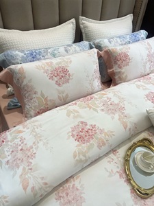 Ensemble romantique et élégant de quatre pièces à imprimé rose, comprenant une housse de couette douce pour la peau en fibre Aine et coton Sunshine - Product Image 5