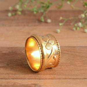 Anillo Giratorio de Latón Chapado en Oro de 14K con Textura de Flor Hecho a Mano, Joyería Antiestrés - Product Image 1