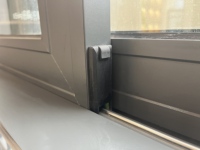Ventana Abatible de Aluminio Moderna y de Lujo, con Barras de Seguridad Decorativas, Vidrio Low-E, Sistema de Rotura Térmica, Certificación Energy Star